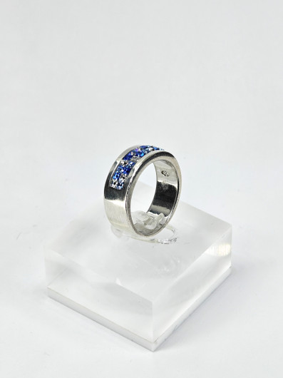 Vintage hopeasormus kivillä