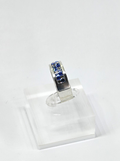 Vintage hopeasormus kivillä