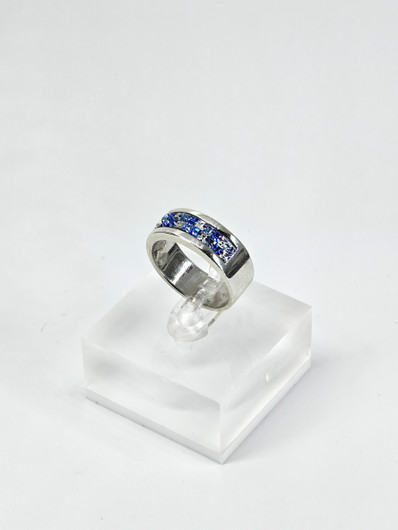 Vintage hopeasormus kivillä