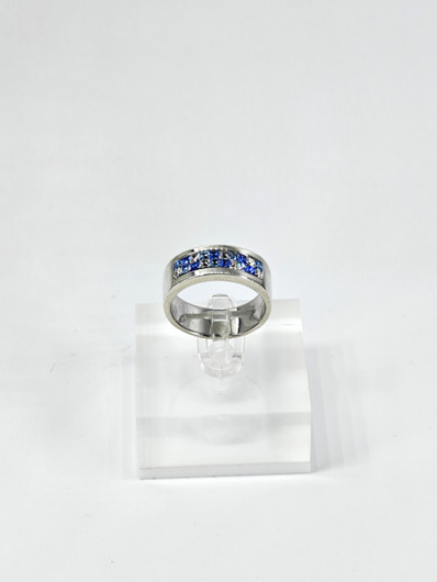 Vintage hopeasormus kivillä