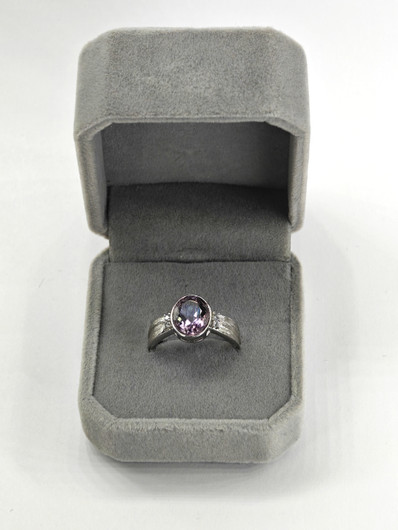 yksilöllinen säädettävä hopeasormus aidolla Ametisti ja koristekivillä