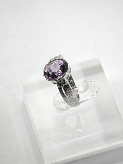 yksilöllinen säädettävä hopeasormus aidolla Ametisti ja koristekivillä