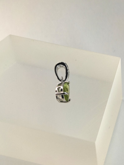 yksilöllinen hopeariipus aidolla peridootilla