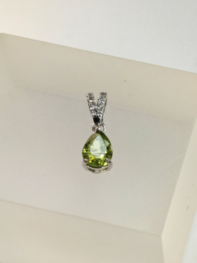 yksilöllinen hopeariipus aidolla peridootilla