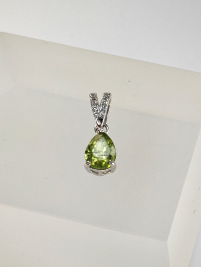 yksilöllinen hopeariipus aidolla peridootilla