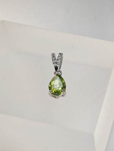 yksilöllinen hopeariipus aidolla peridootilla