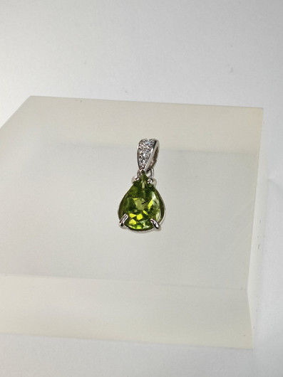 yksilöllinen hopeariipus aidolla peridootilla