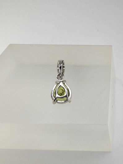 yksilöllinen hopeariipus aidolla peridootilla