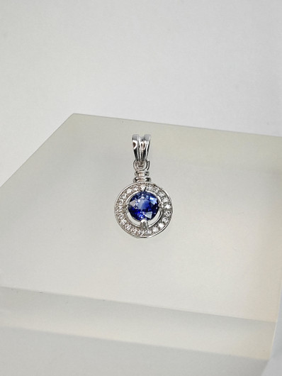 yksilöllinen hopeariipus aidolla Safiiriilla