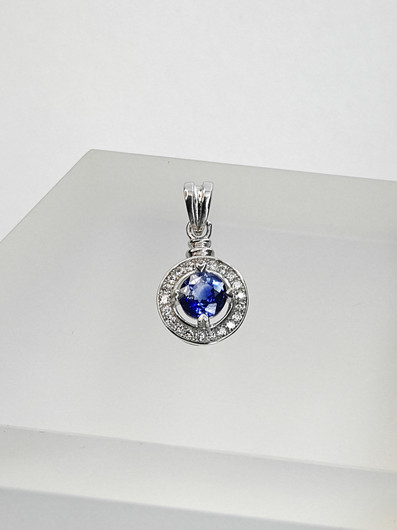 yksilöllinen hopeariipus aidolla Safiiriilla