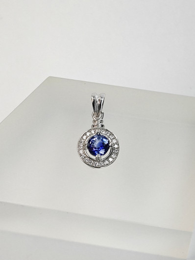 yksilöllinen hopeariipus aidolla Safiiriilla