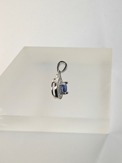 yksilöllinen hopeariipus aidolla Safiiriilla