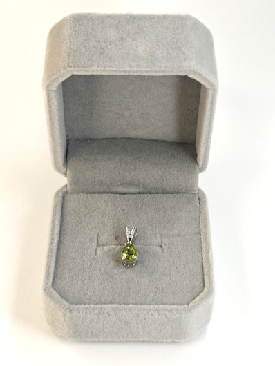 yksilöllinen hopeariipus aidolla peridootilla