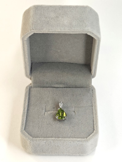 yksilöllinen hopeariipus aidolla peridootilla