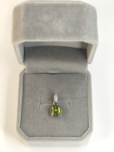 yksilöllinen hopeariipus aidolla peridootilla