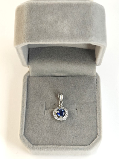 yksilöllinen hopeariipus aidolla Safiiriilla