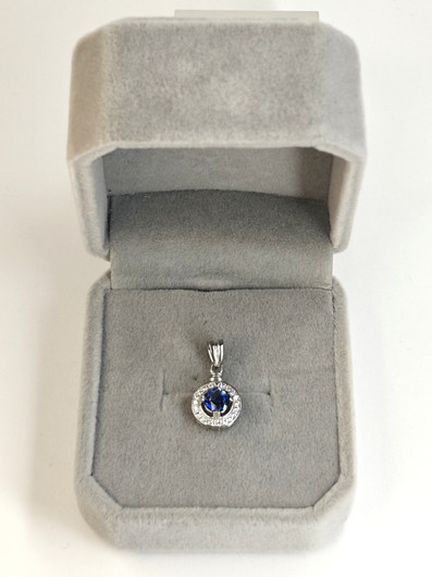 yksilöllinen hopeariipus aidolla Safiiriilla