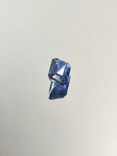 Kyaniitti 1.8 ct smaragdi