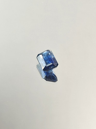 Kyaniitti 1.8 ct smaragdi