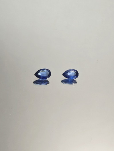 Kyaniitti pari 6 x 3 mm / 2 x 0.45 ct pisara