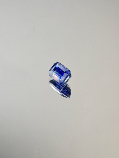 Kyaniitti 1.5 ct smaragdi