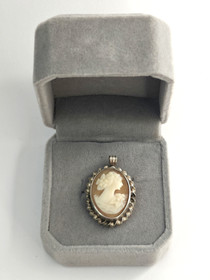 Vintage hopeinen kamee ripus