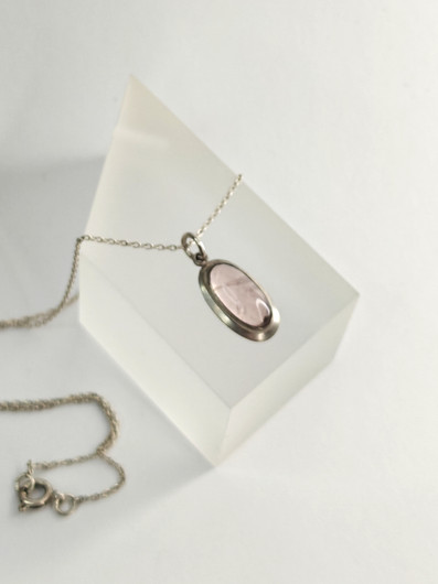 Vintage hopeinen ruusu kvartsi riipus ketjulla