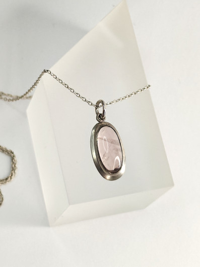 Vintage hopeinen ruusu kvartsi riipus ketjulla