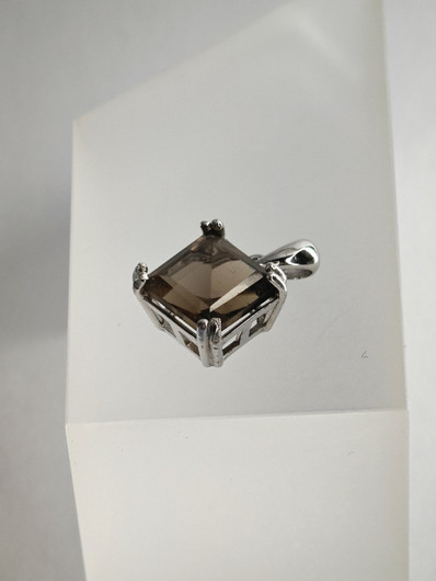 yksilöllinen hopeariipus aidolla Savukvartsilla