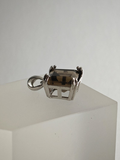 yksilöllinen hopeariipus aidolla Savukvartsilla