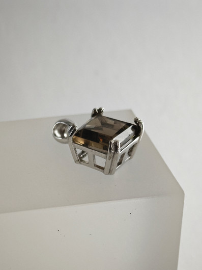 yksilöllinen hopeariipus aidolla Savukvartsilla