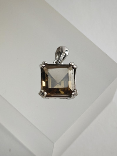 yksilöllinen hopeariipus aidolla Savukvartsilla