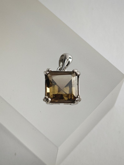 yksilöllinen hopeariipus aidolla Savukvartsilla