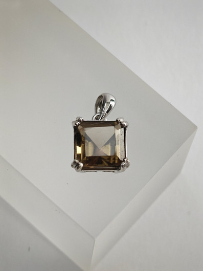 yksilöllinen hopeariipus aidolla Savukvartsilla