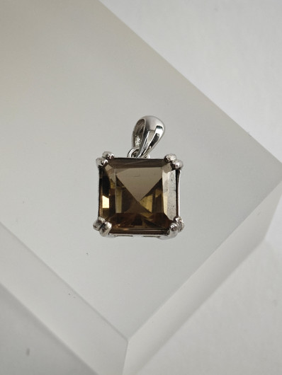 yksilöllinen hopeariipus aidolla Savukvartsilla