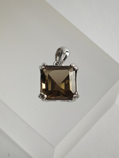 yksilöllinen hopeariipus aidolla Savukvartsilla