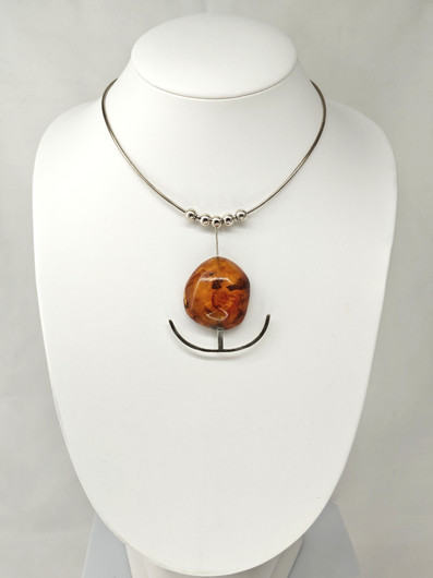 Kotimainen tuotanto Vintage hopeinen kaulakoru suurella Itä-meren meripihkalla