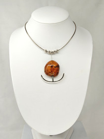 Kotimainen tuotanto Vintage hopeinen kaulakoru suurella Itä-meren meripihkalla