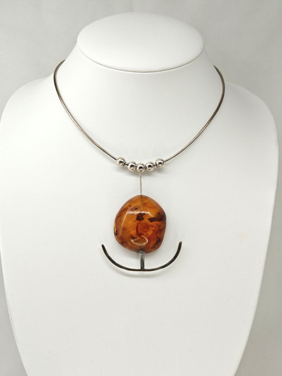 Kotimainen tuotanto Vintage hopeinen kaulakoru suurella Itä-meren meripihkalla