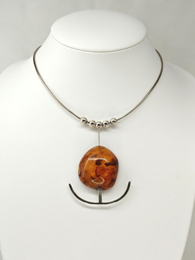 Kotimainen tuotanto Vintage hopeinen kaulakoru suurella Itä-meren meripihkalla