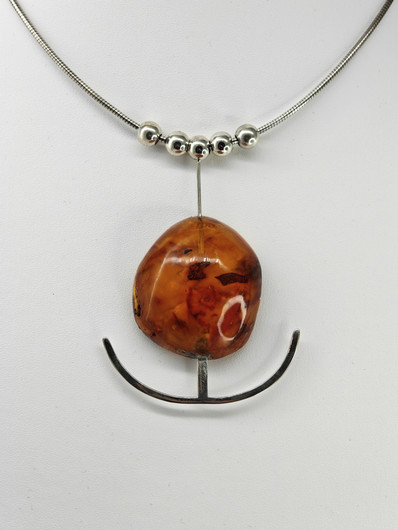 Kotimainen tuotanto Vintage hopeinen kaulakoru suurella Itä-meren meripihkalla