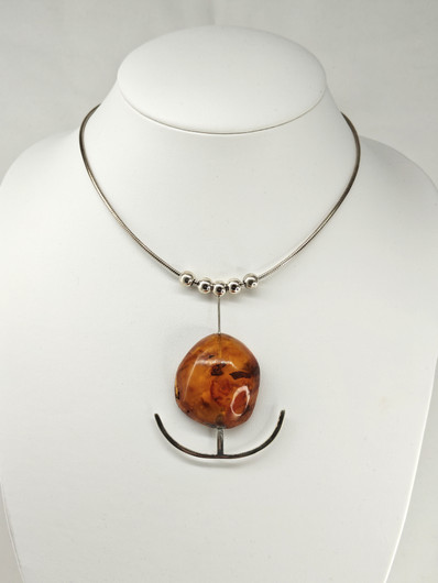 Kotimainen tuotanto Vintage hopeinen kaulakoru suurella Itä-meren meripihkalla