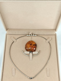 Kotimainen tuotanto Vintage hopeinen kaulakoru suurella Itä-meren meripihkalla