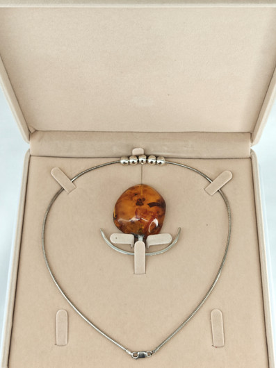 Kotimainen tuotanto Vintage hopeinen kaulakoru suurella Itä-meren meripihkalla