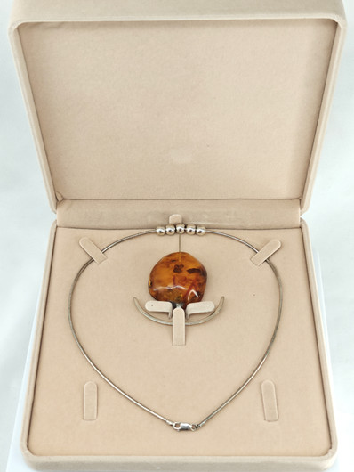 Kotimainen tuotanto Vintage hopeinen kaulakoru suurella Itä-meren meripihkalla