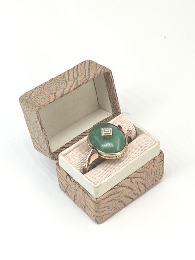 Antiikki jade kultasormus timantilla