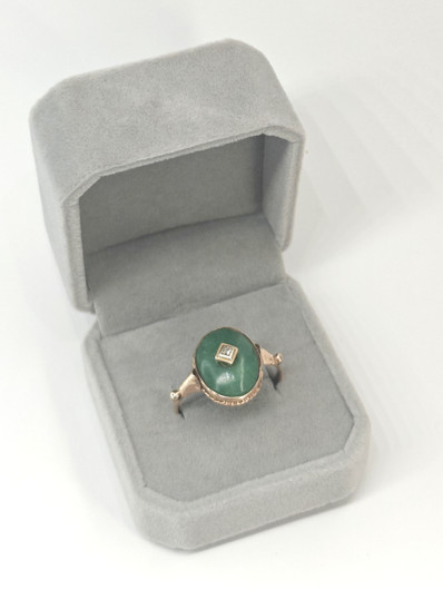 Antiikki jade kultasormus timantilla