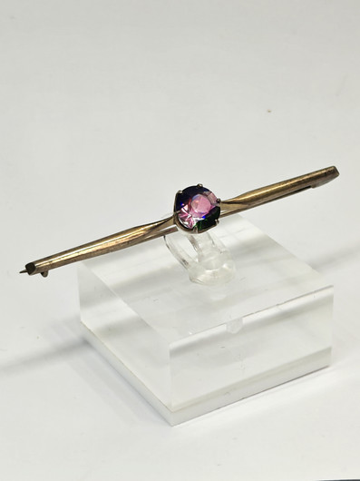 Vintage hopeinen rintakoru korukivellä