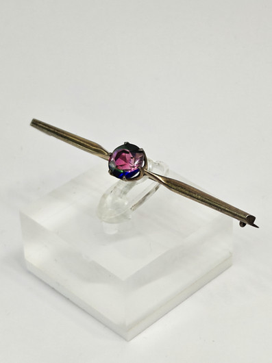 Vintage hopeinen rintakoru korukivellä