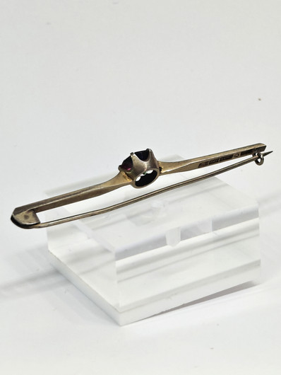 Vintage hopeinen rintakoru korukivellä